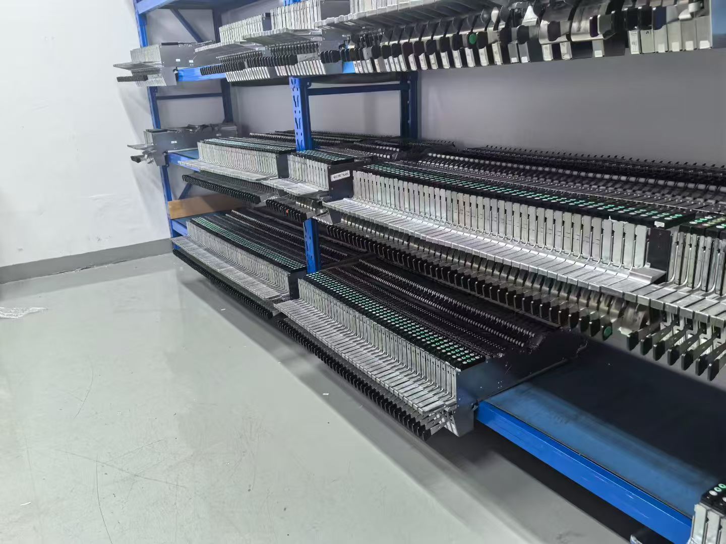 Blog công ty mới nhất về Vai trò của các bộ phận máy SMT trong độ chính xác của in lụa là gì?
