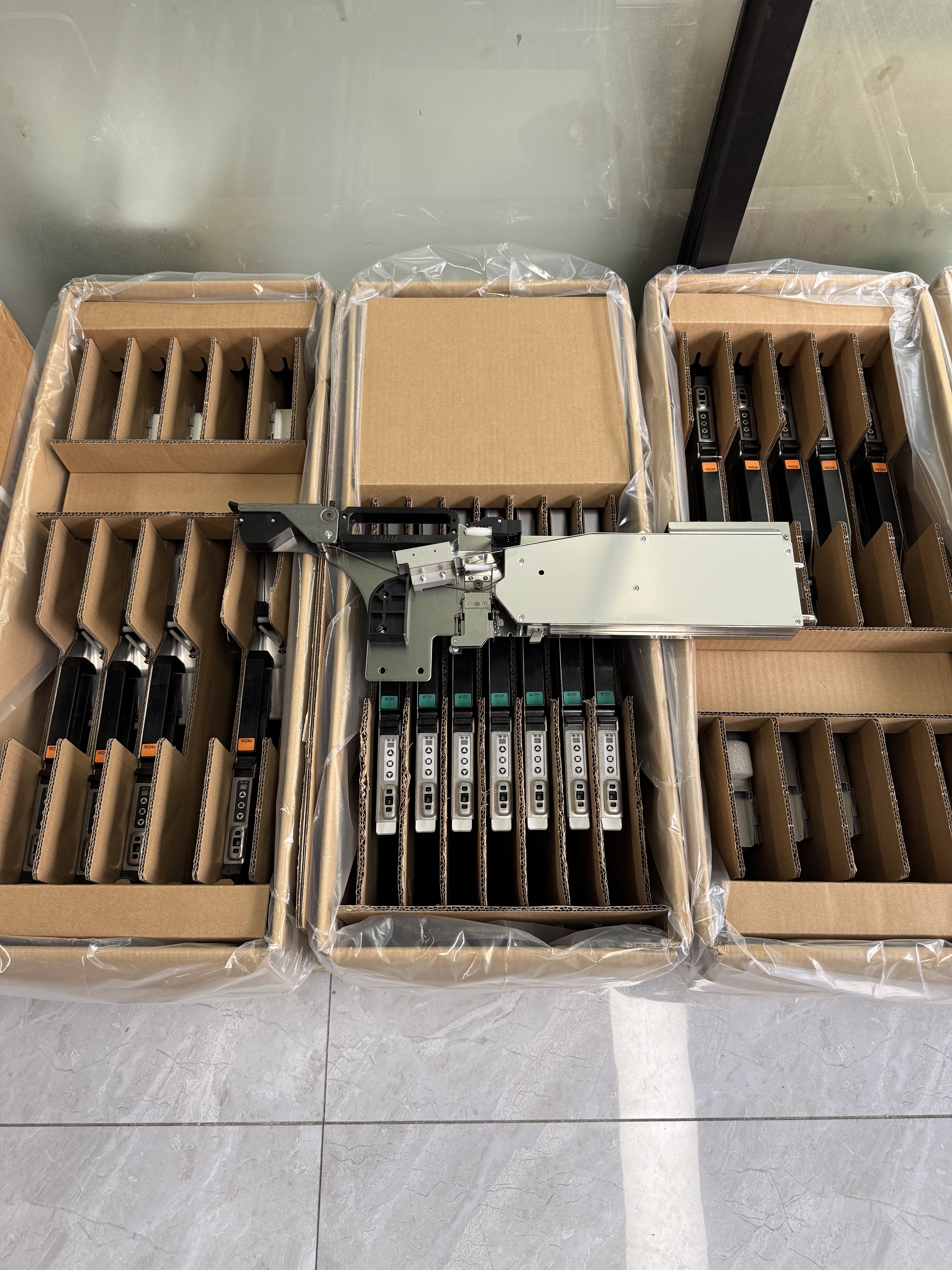 Blog công ty mới nhất về Làm thế nào bộ nạp SMT cải thiện tốc độ và độ chính xác sản xuất?